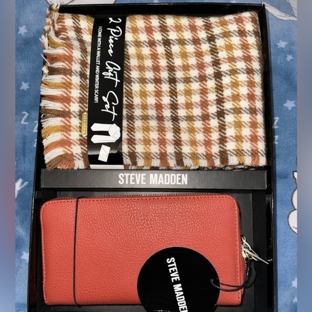 Authentic SteveMadden Scarf and Wallet/ Wristlet 2Pc Gift Set